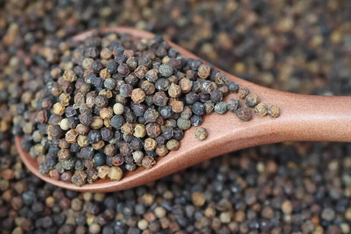 poivre-rouge-grains-cuillere.jpg
