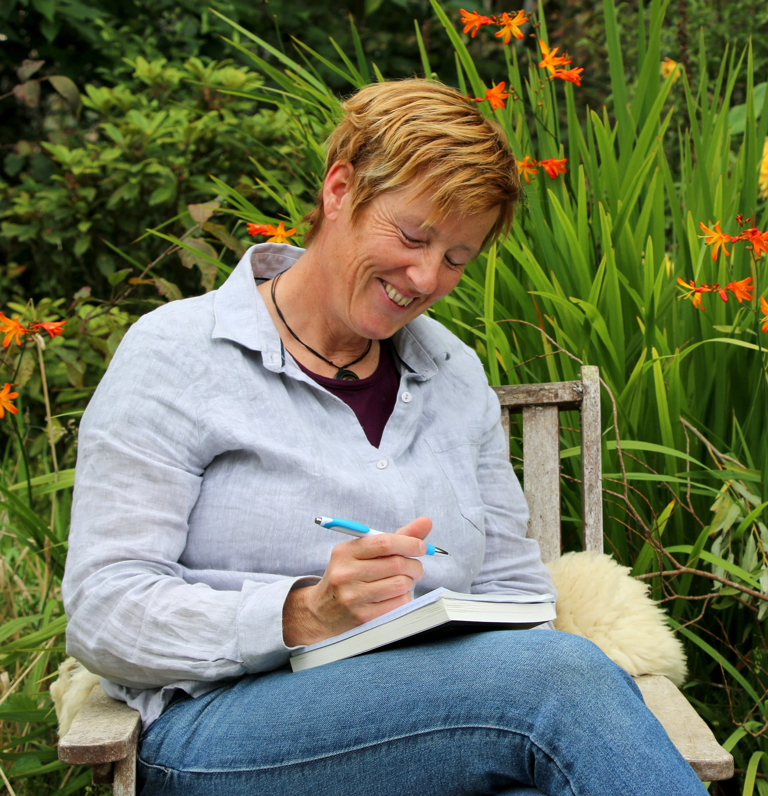Book a FREE consultation with Britta and find out more about confidence, comfort and connection in riding.