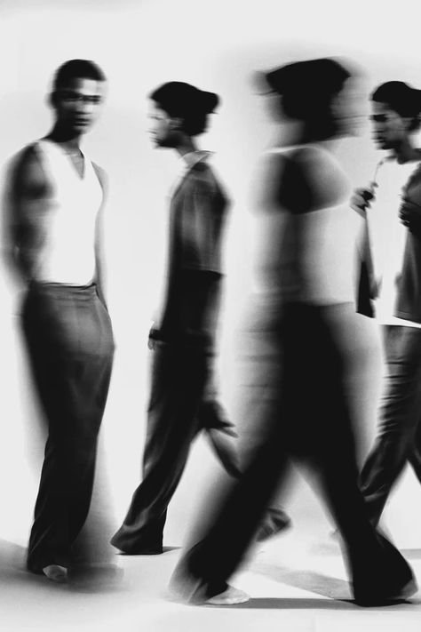 Mulheres de negócios andando em fila, imagem em preto e branco com movimento.