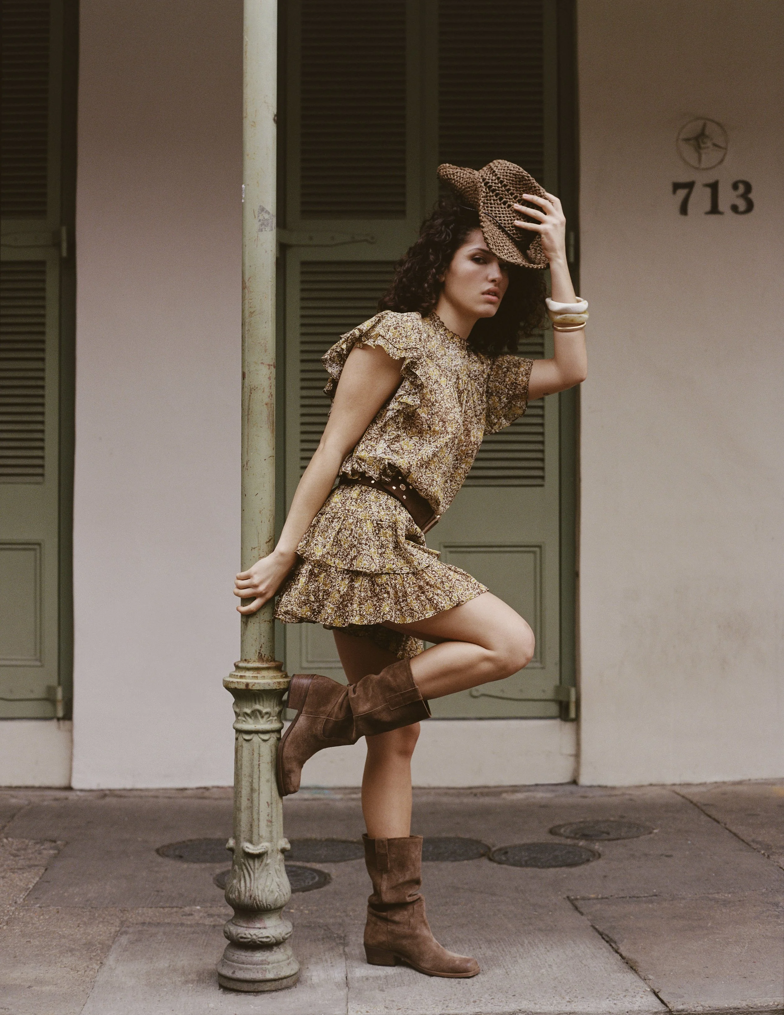 DOLCEVITA-BOOTS_ROMIE_CHOCOLATE SUEDE_DOLCEVITA-THICKWEAVE COWBOY HAT_BROWN_1.jpg