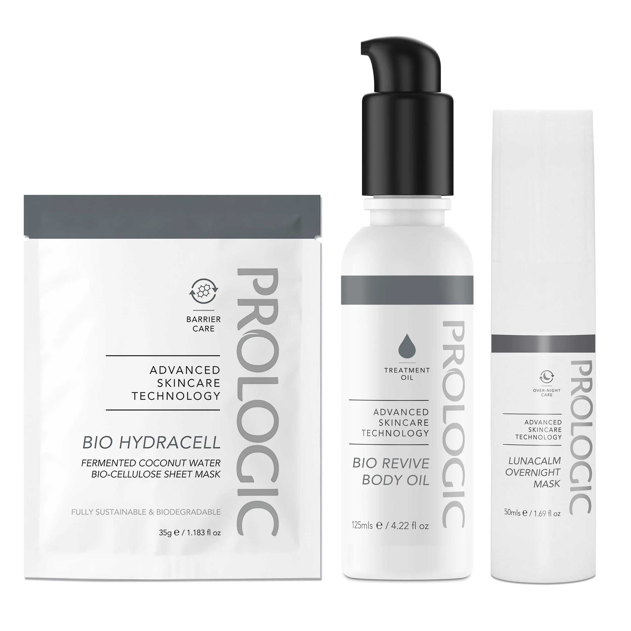 Trei flacoane de produse cosmetice pentru îngrijirea tenului, cu etichete albe minimaliste, capace negre și text negru, așezate în poziție verticală pe un fundal alb. Etichetele conțin lista ingredientelor și descrierea produselor.