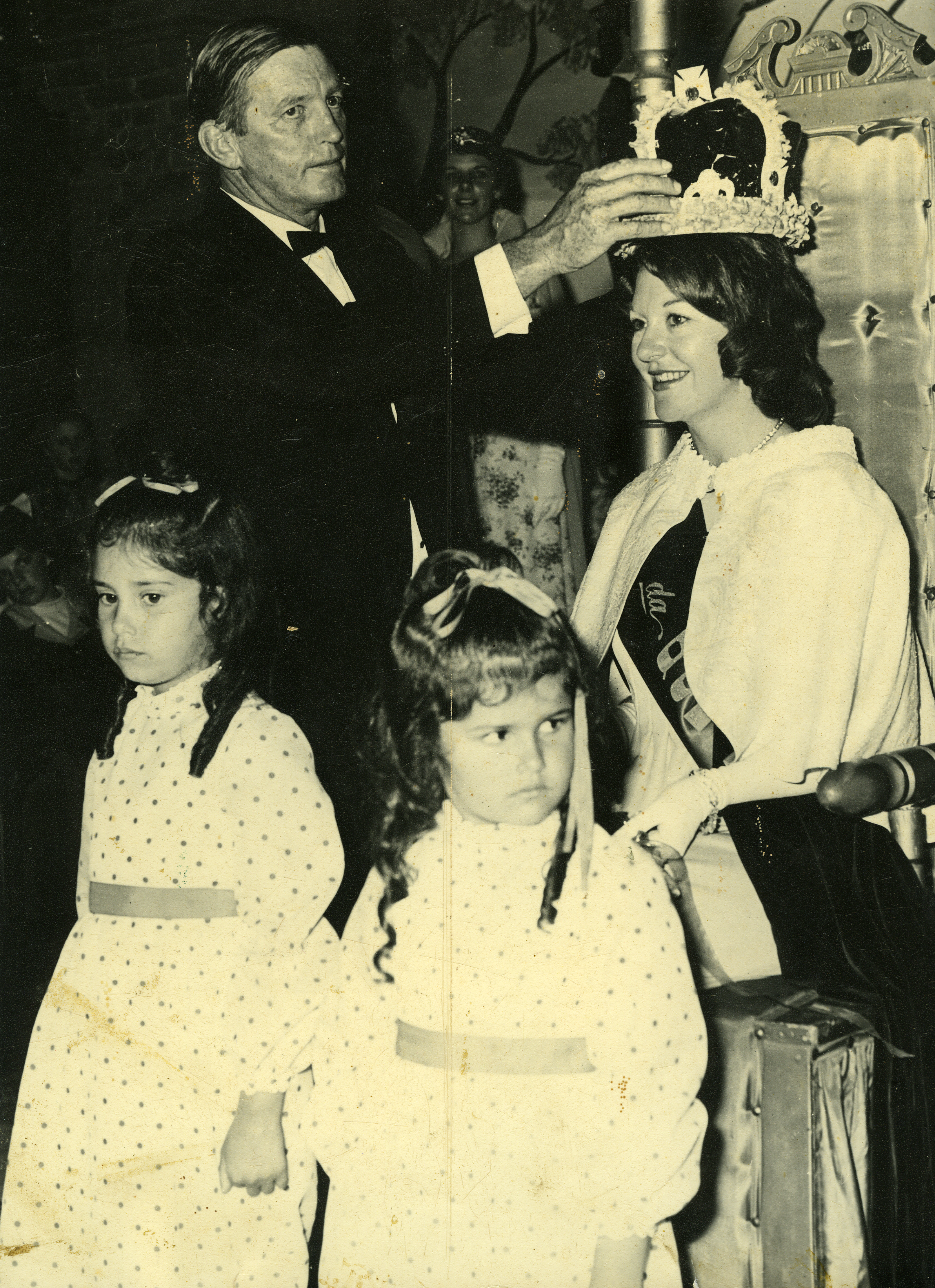 The festival guest of honour will usually crown the jacaranda queen at the Crowning. Over the decades guests have included royalty, governor generals, war heroes, Olympic legends and local heros.