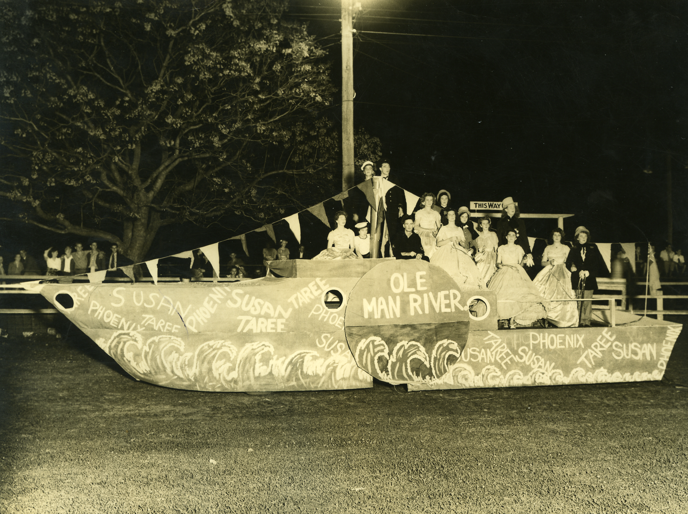 Float processions is the only original event still running. From the first festival with six floats to today’s monster effort, Grafton loves a good procession. Rain, hail, storm and tempest the procession always goes on. Only cancelled 3 times: 1942 