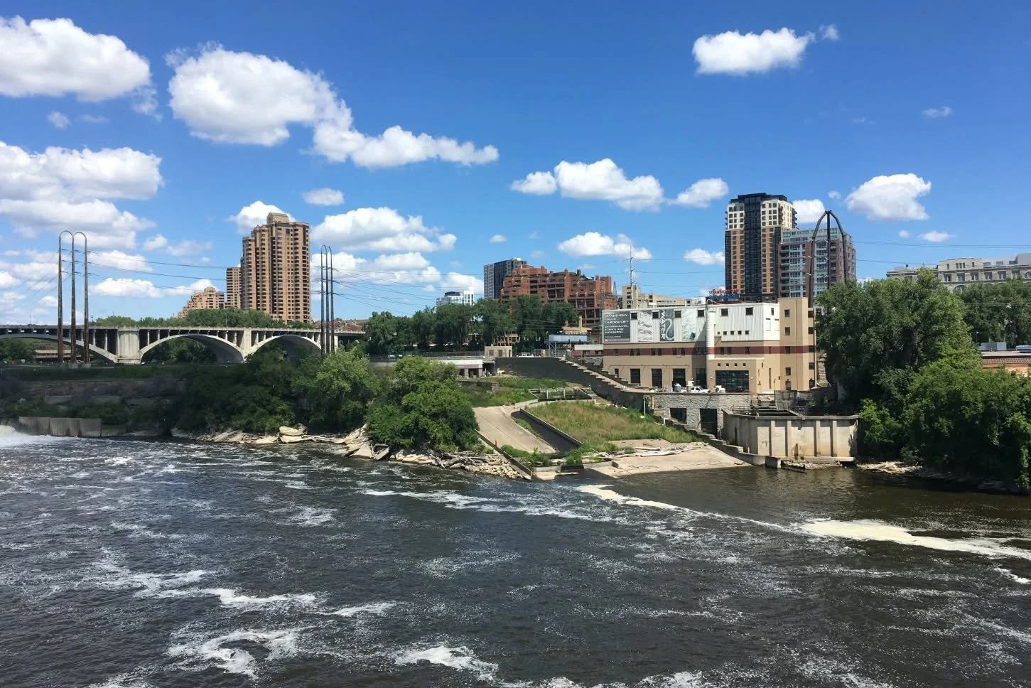 Unwind after class with a walk along the Mississippi River just minutes from your apartment 🌊 

 #MinneapolisLife #OutdoorStudy #CollegeBalance #UMN