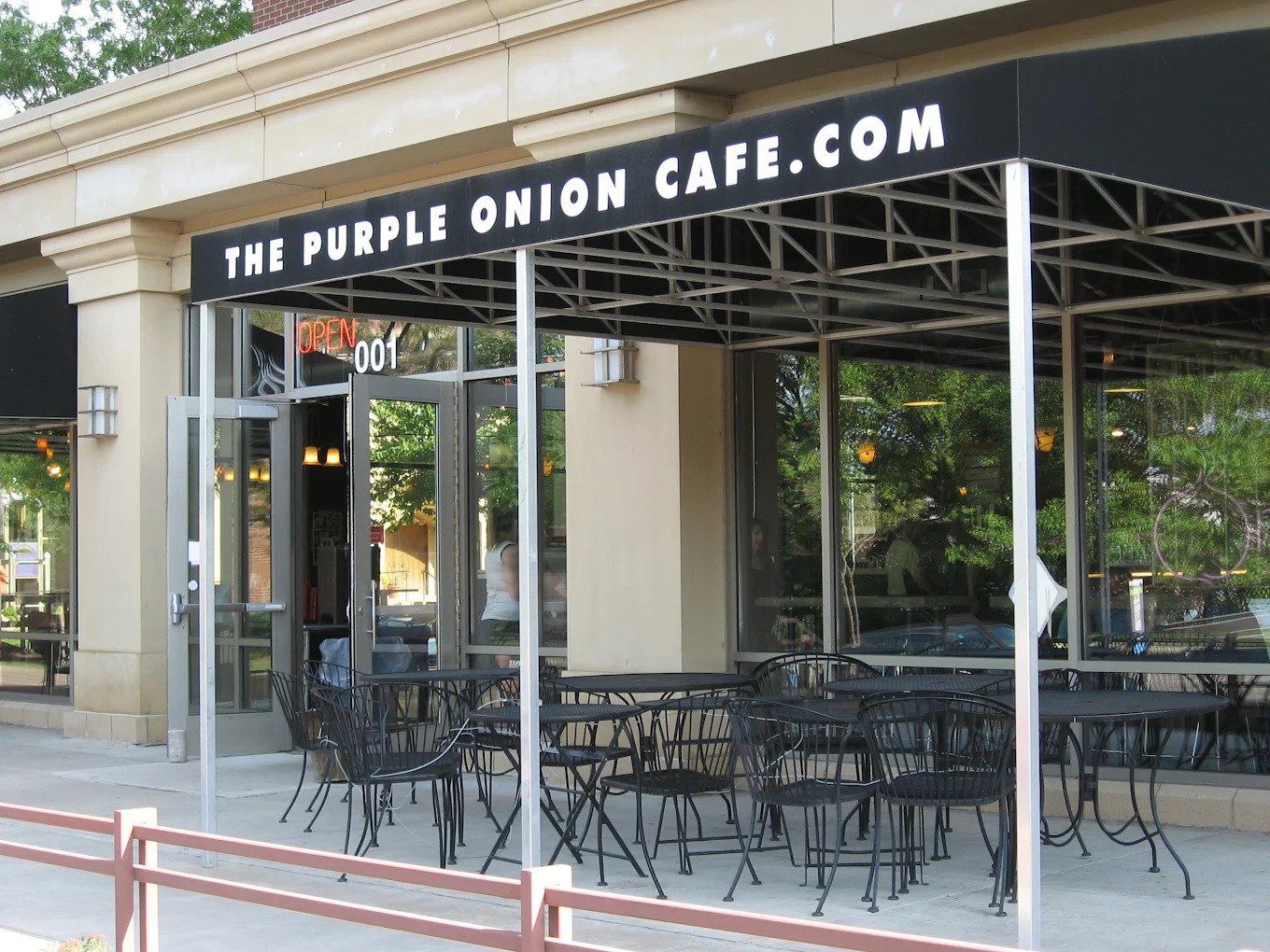 Fuel your afternoon with a quick stop at Purple Onion Cafe before heading back to study ☕ 

 #CoffeeBreak #StudentLife #UMNStudents #Minneapolis
