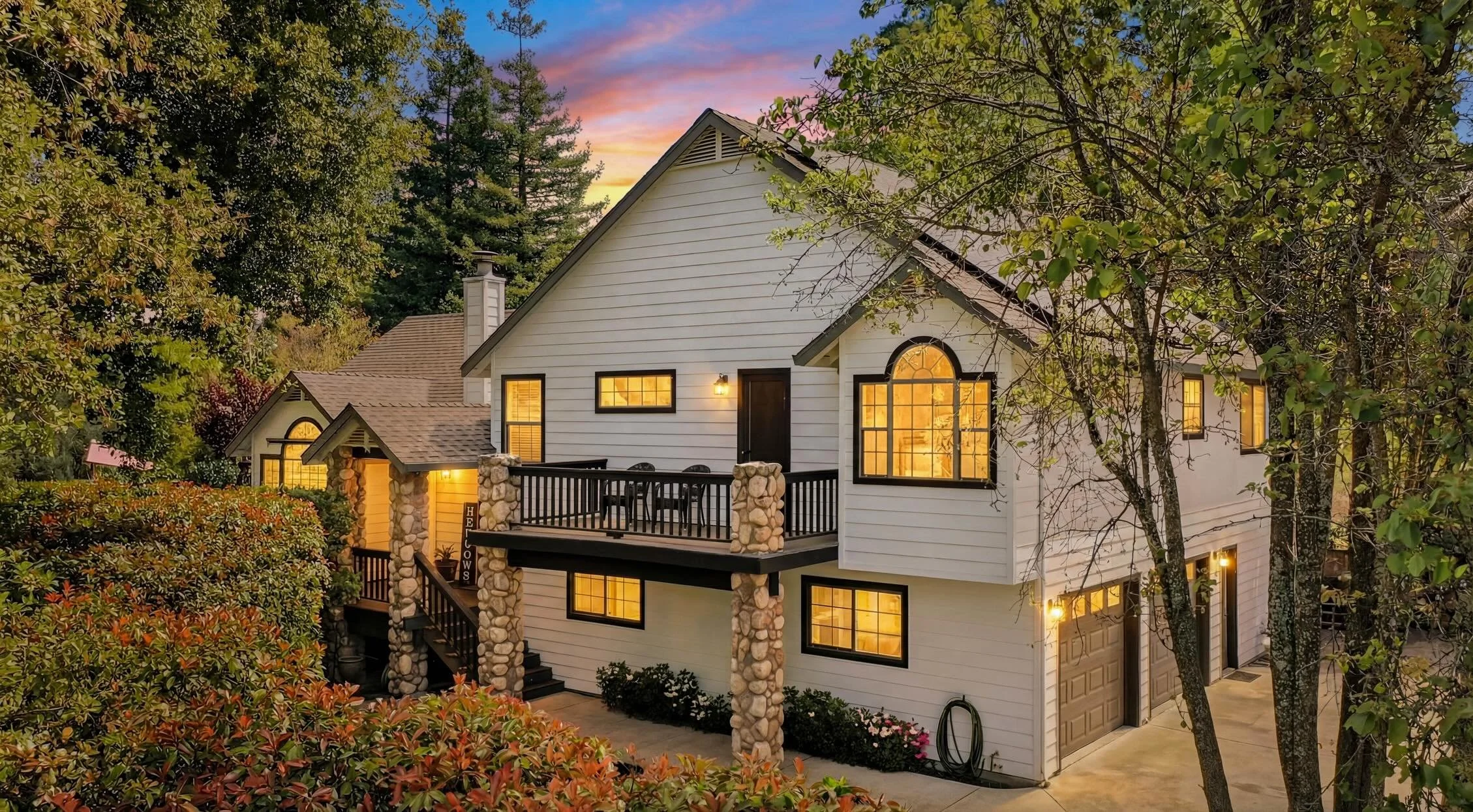 Some properties don&rsquo;t just provide a place to stay, they create an experience!

Twilight photography helps showcase the warmth, atmosphere, and inviting character guests are searching for when booking their next getaway 👀

📸 Monroe Media Co.
