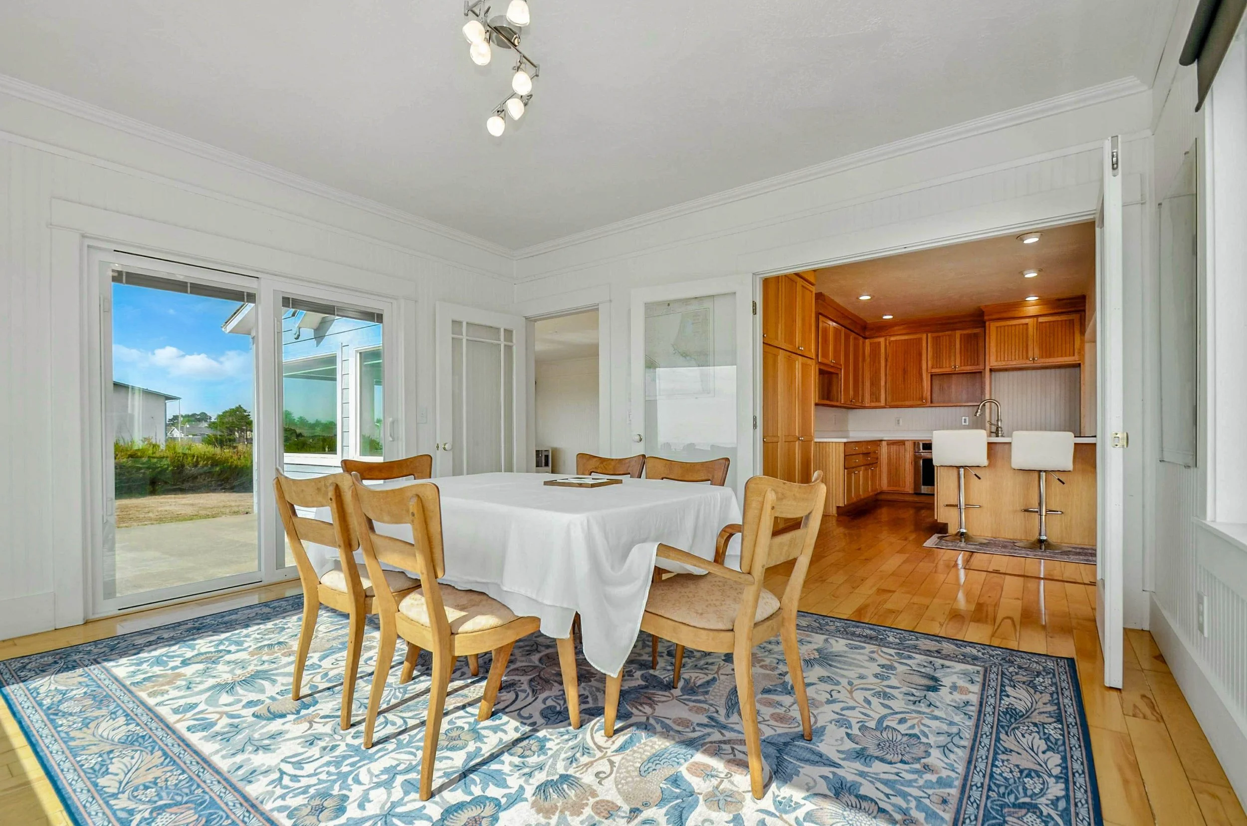 17-Dining Room to Kitchen.jpg