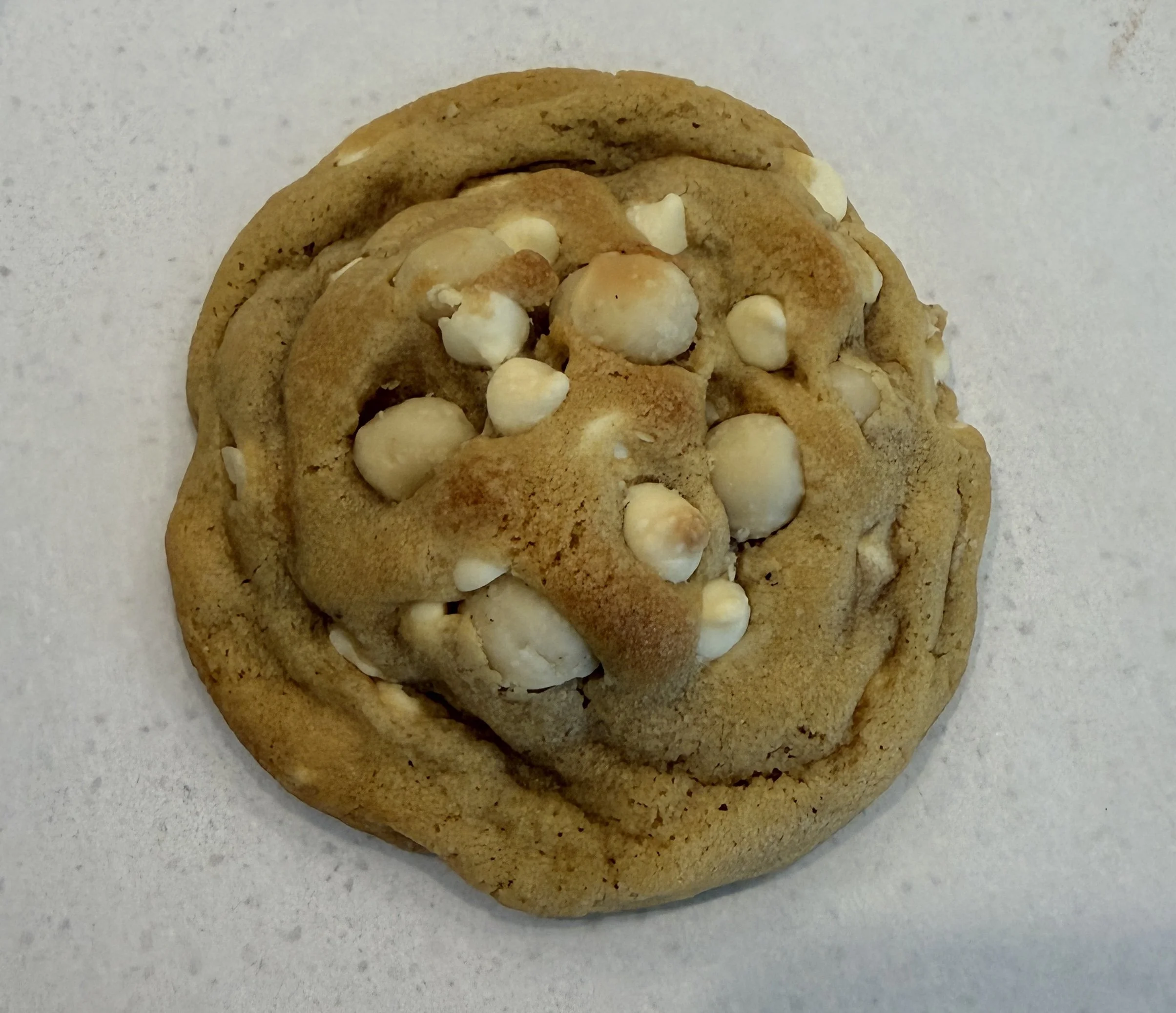 1/4lb Macadamia White Chocolate Chip Cookie