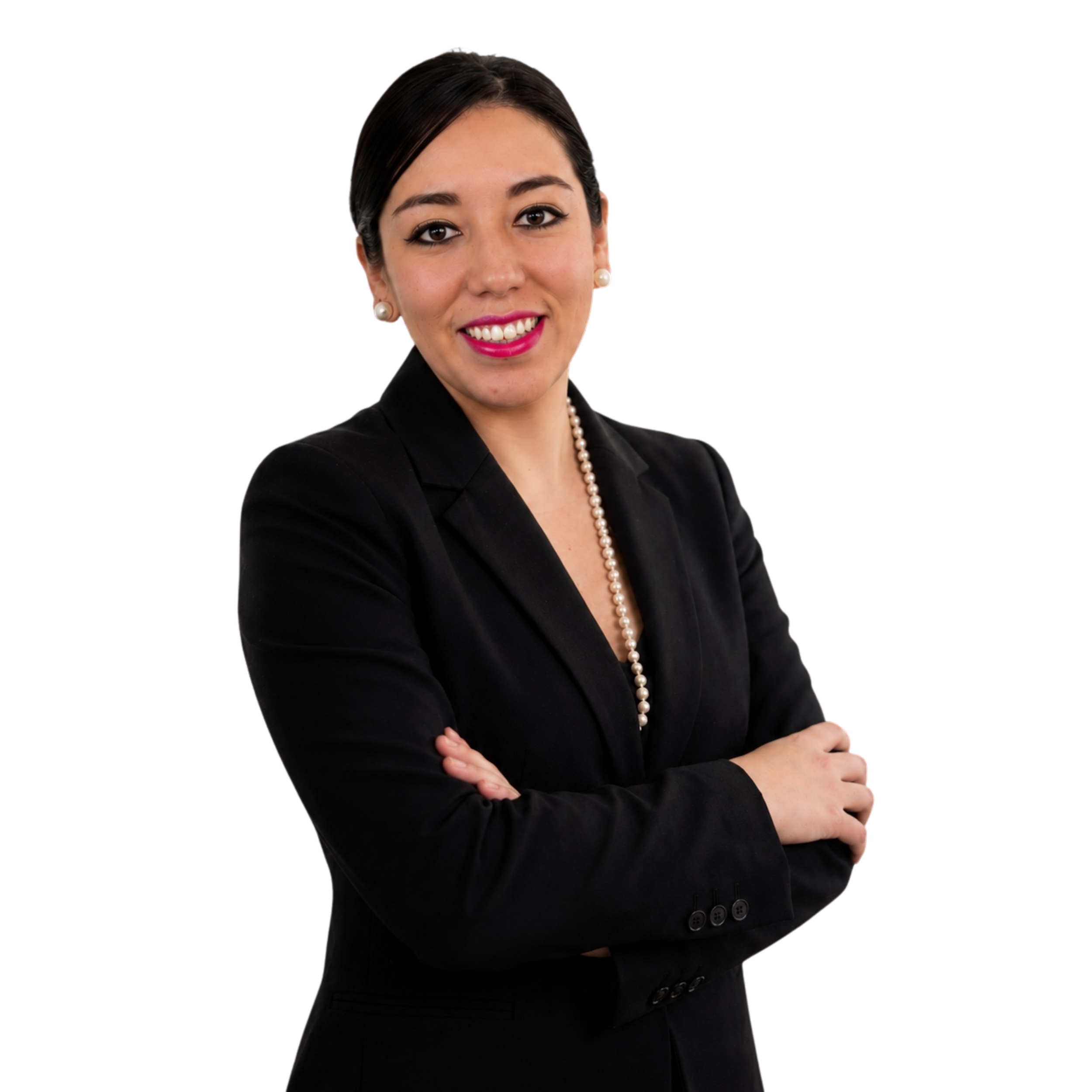 Retrato de una mujer de cabello oscuro, con vestido negro y collar de perlas, sonriendo.