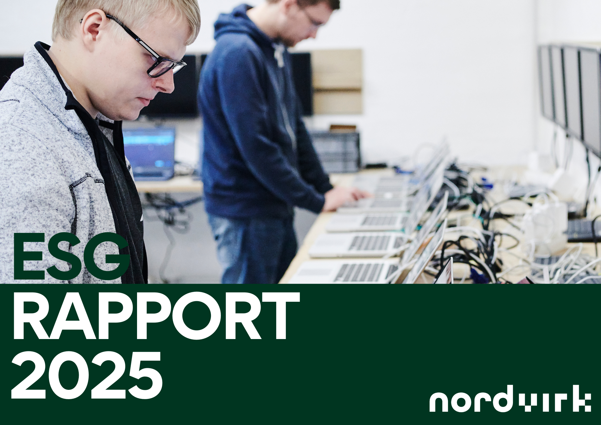 To mænd arbejder med laptops i et kontor, understøttet af teknisk udstyr til dataanalyse. Tekst over billedet: 'ESC RAPPORT 2025 Nordurl'.