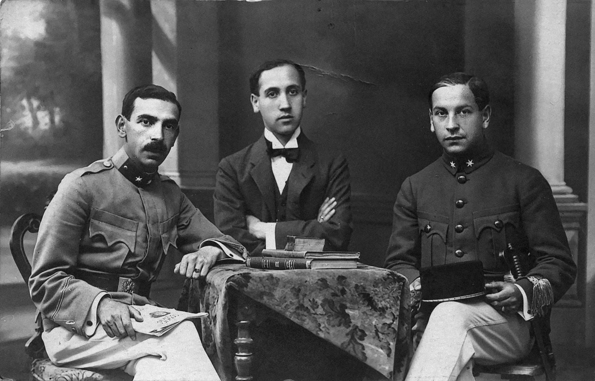 TRES HOMBRES.opt.jpg