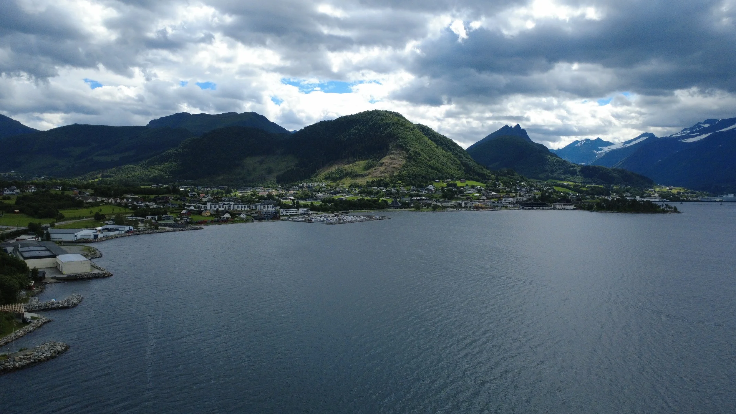 Oversiktsbilete av Sykkylven sentrum og Sykkylvsfjorden, der Degirmenci Eiendom investerer i og utviklar lokale eigedommar.