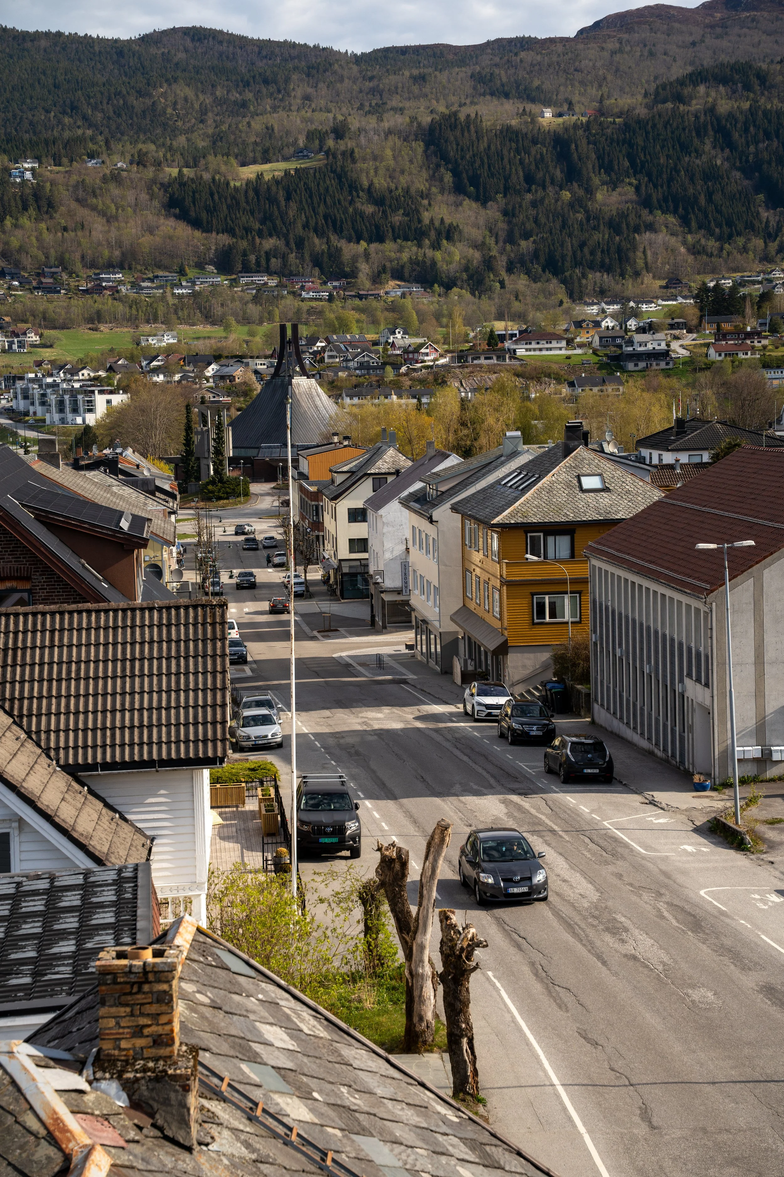 Sykkylven sentrum med bustader, næringseigedommar og fjellandskapet rundt sentrum.