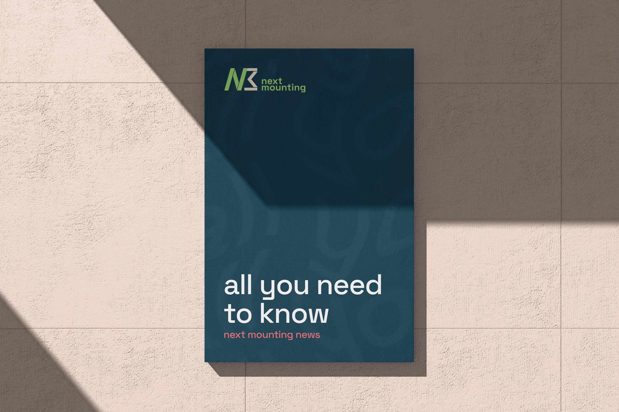 Ein blauer Werbeflyer mit dem Text "Next Mounting - all you need to know" und der Unterzeile "next mounting news". Der Flyer hängt an einer beige Wand, teilweise im Schatten.