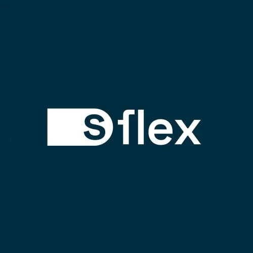 Das Logo von S-Flex mit weißem Text und Symbol auf dunkelbluem Hintergrund.