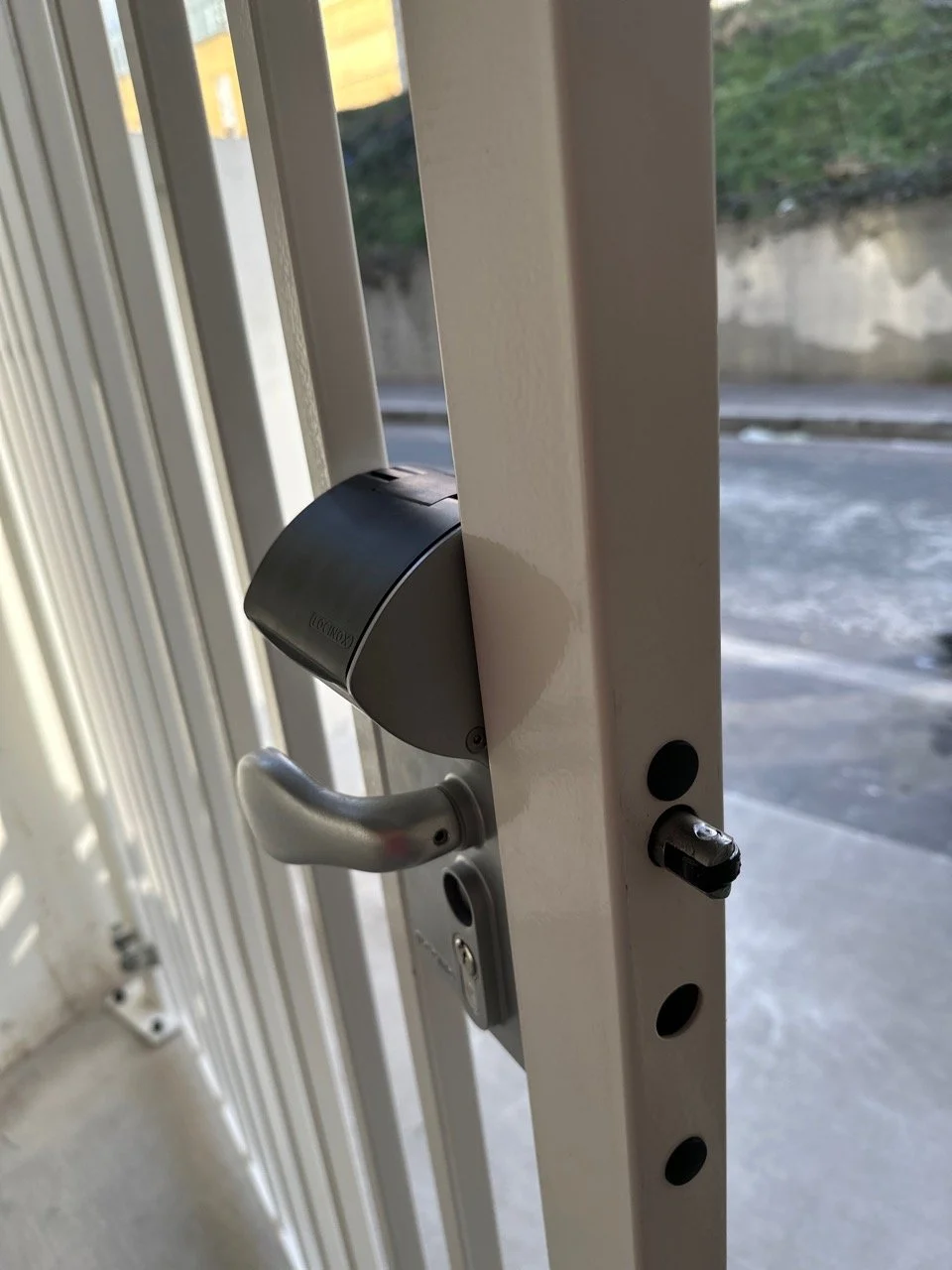 Pose d'une serrure de portillon à code