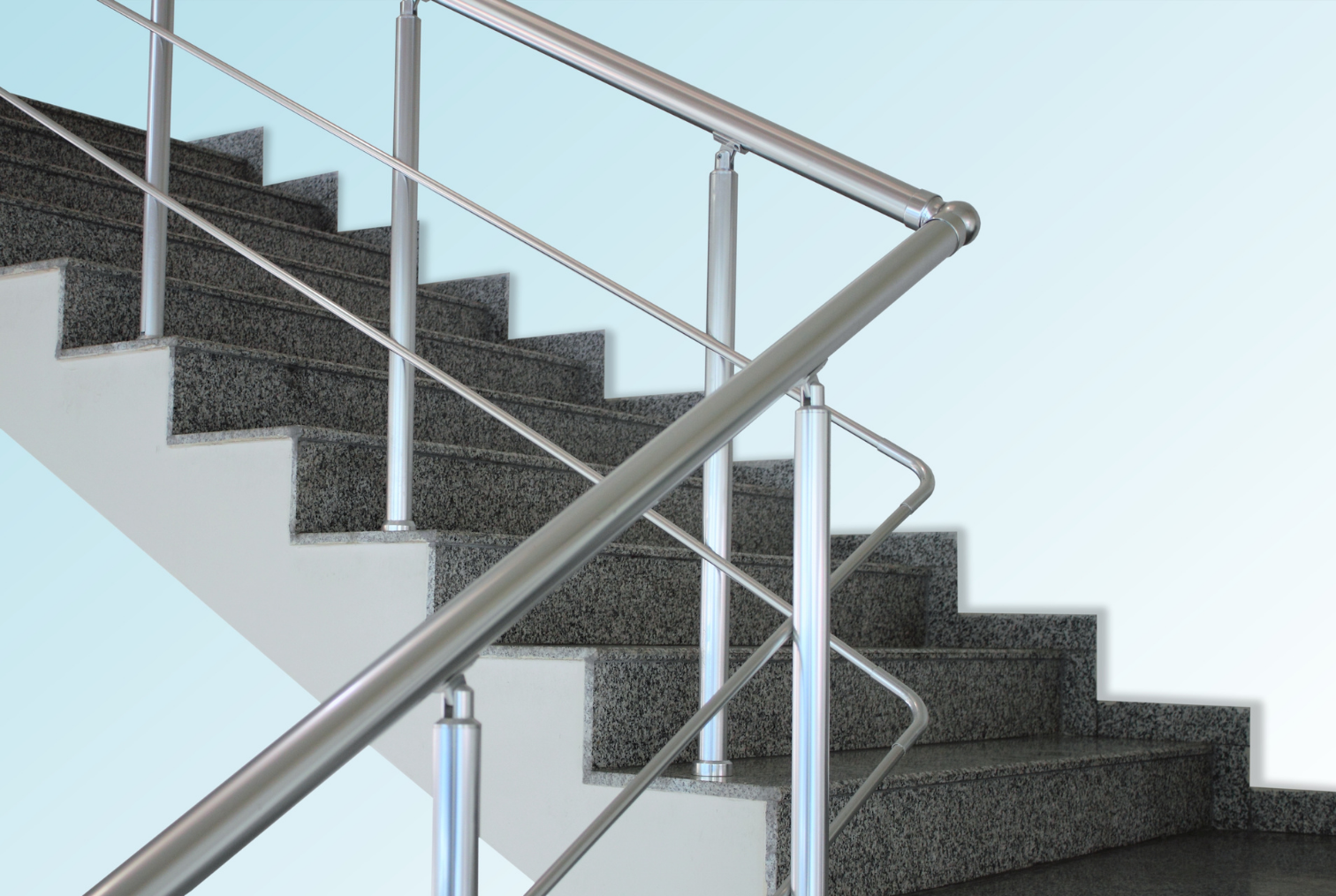 pose d’escaliers, rampe en métal inoxydable et barres de sécurité.
