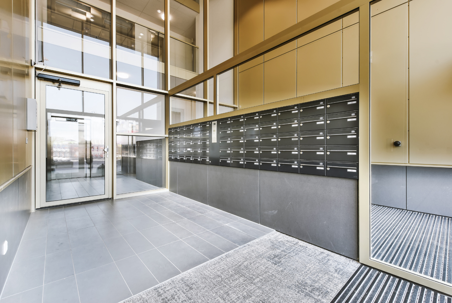 Boîtes aux lettres dans l'entrée d'un immeuble moderne.