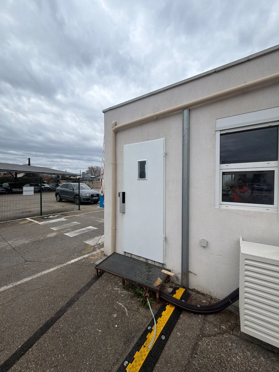 Remplacement de la porte du poste de garde