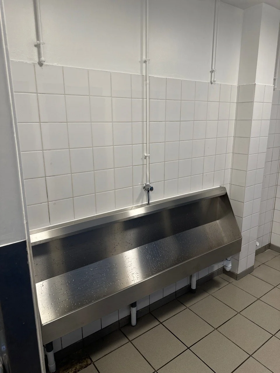 Pose d'un urinoir INOX