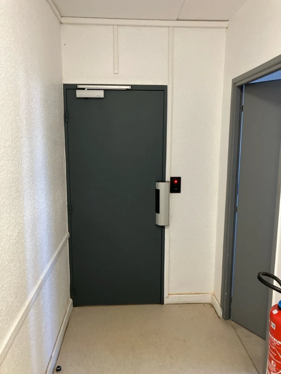Remplacement porte et pose d'une poignée ventouse