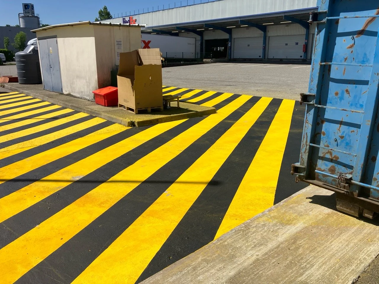 Marquage zebra station gazoil