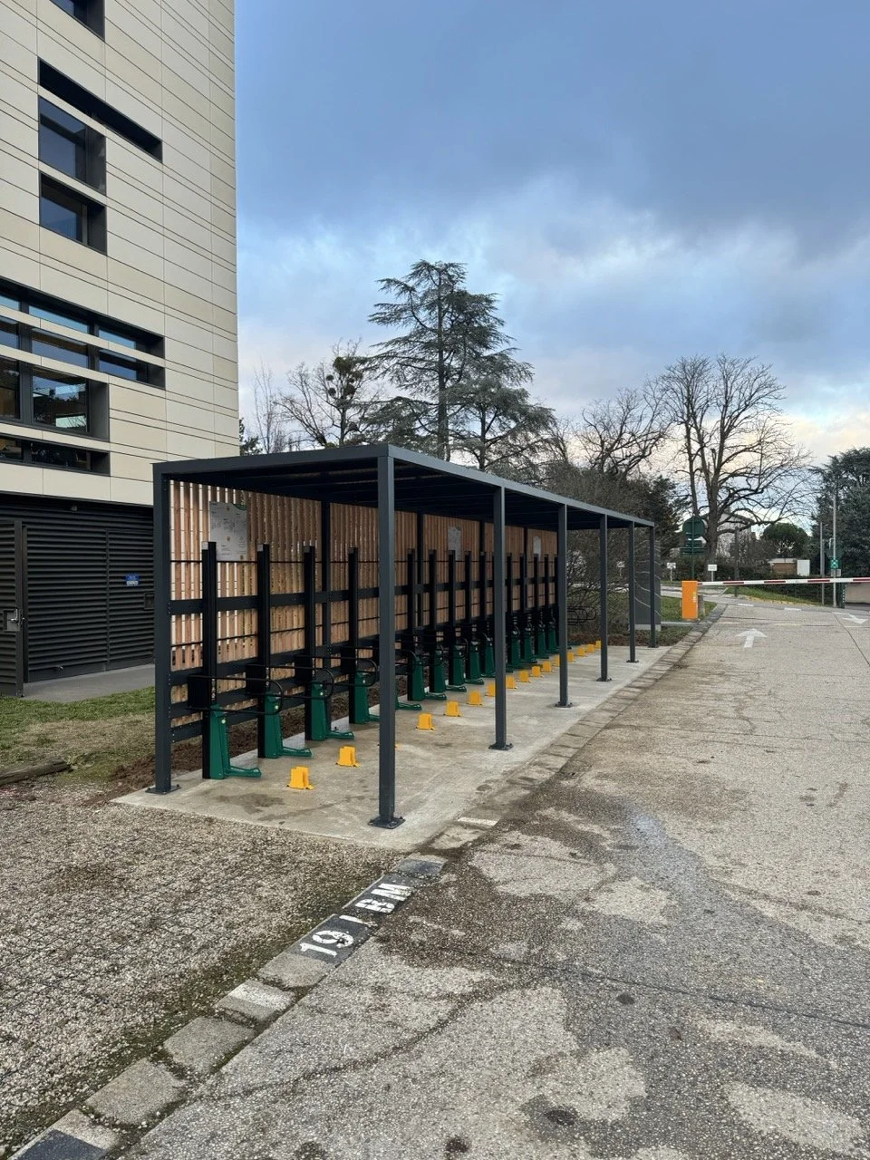 Pose d'un abri et de racks vélos