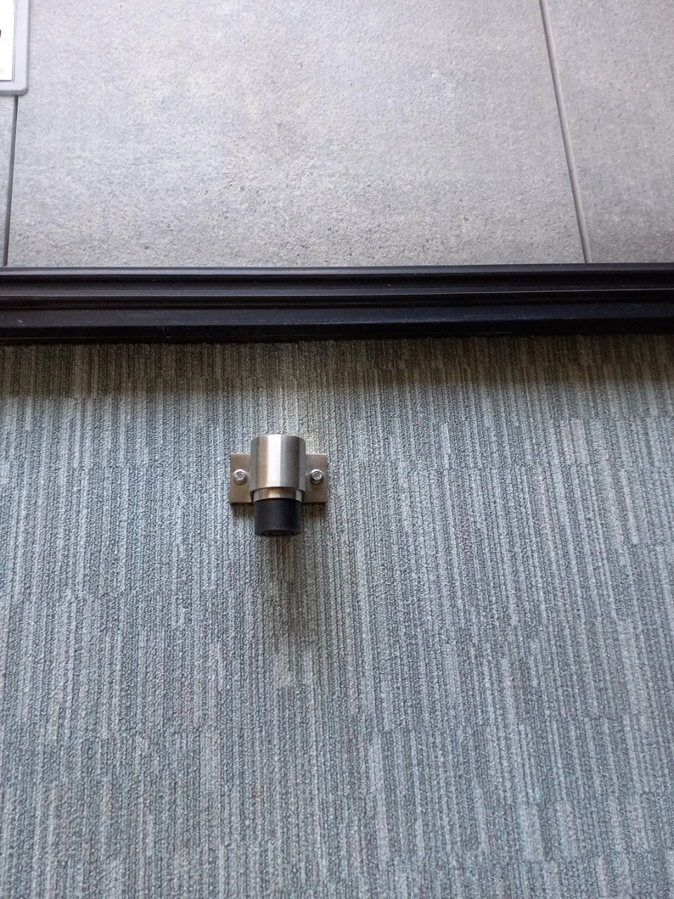 Pose de x25 butées de porte INOX