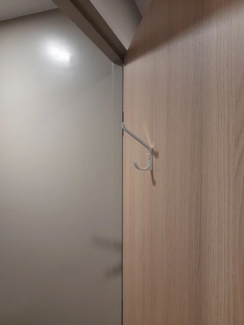 Pose de x95 patères dans les sanitaires d'un immeuble complet