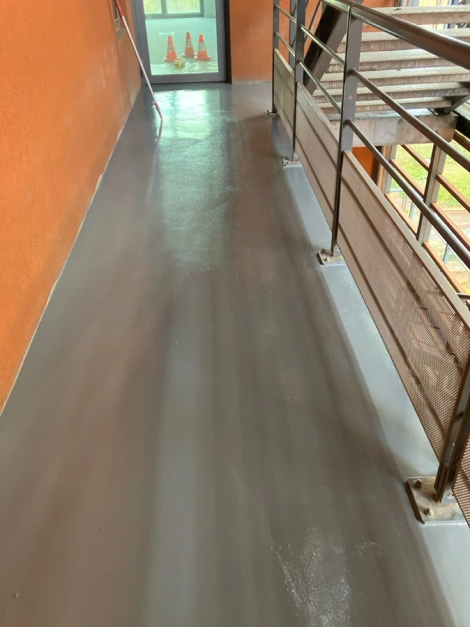 Remise en peinture palier issue de secours immeuble