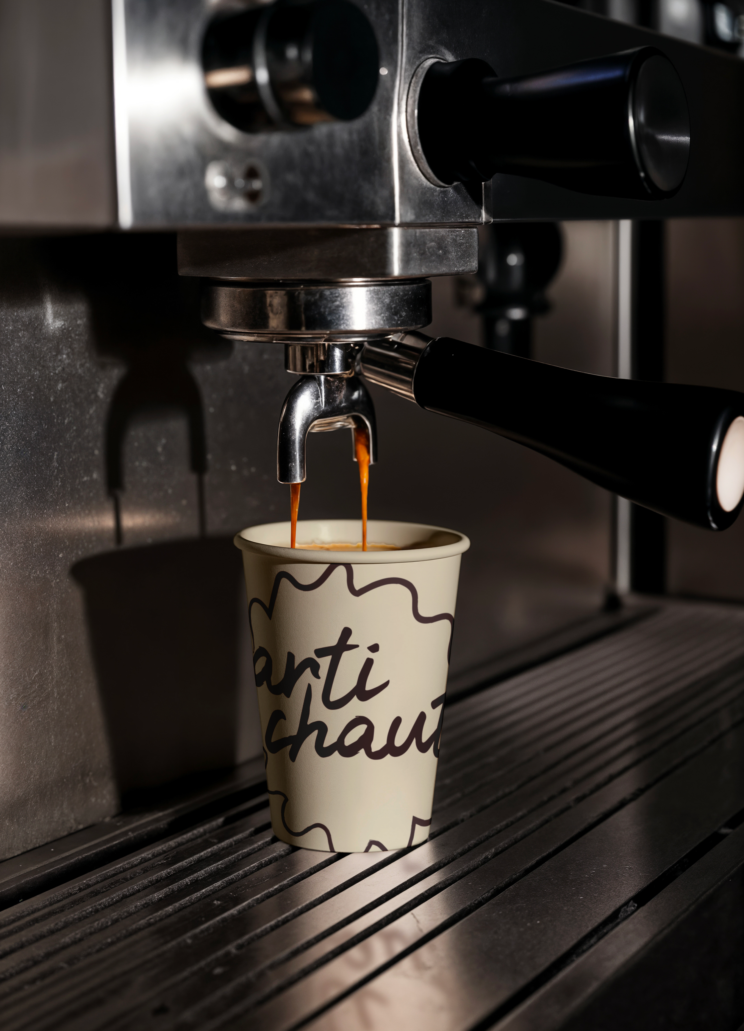 Gobelet personnalisé Artichaut sous la machine à espresso du café artistique