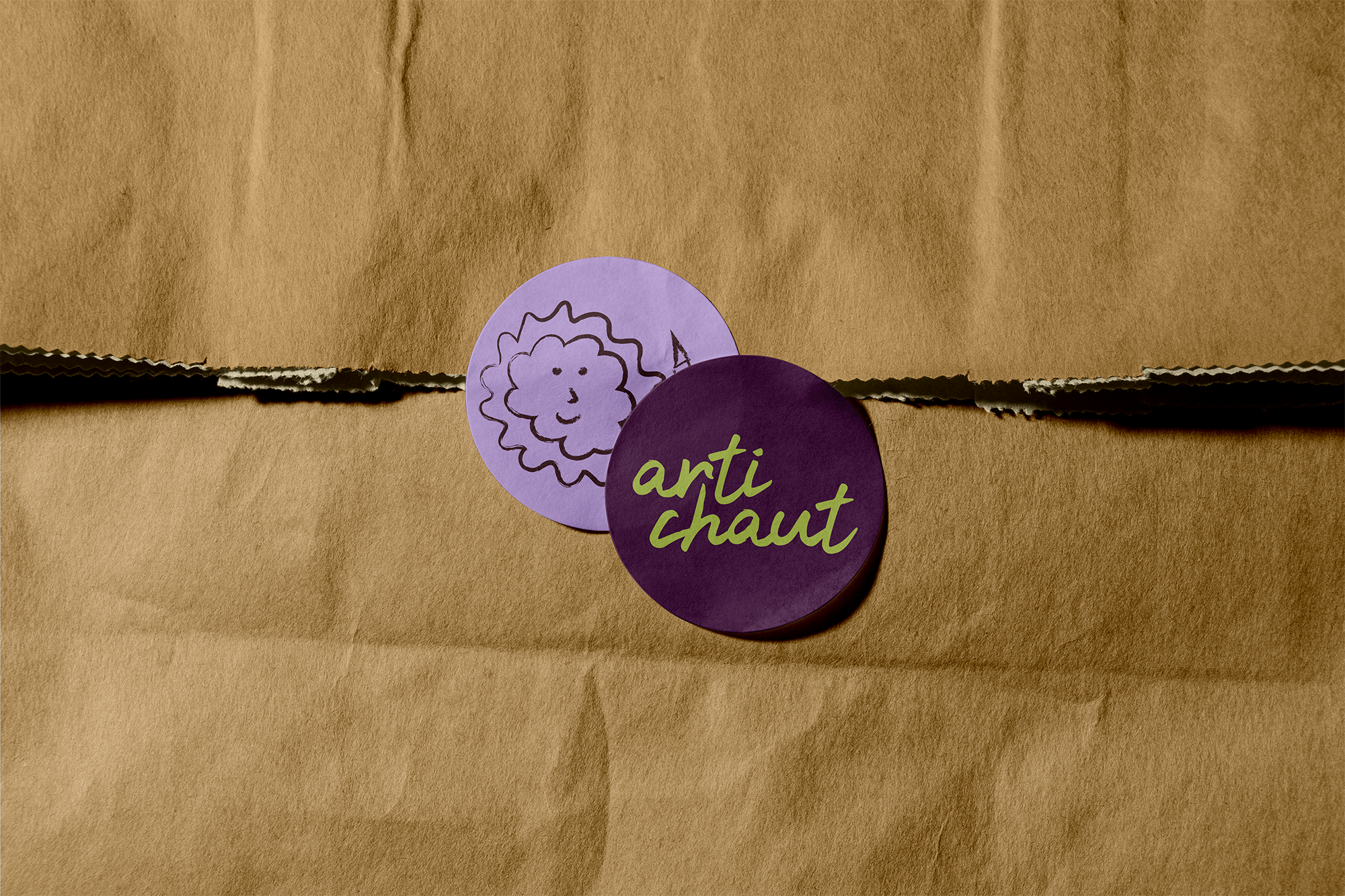 Stickers du logo et de la mascotte Artichaut apposés sur un sac en papier kraft