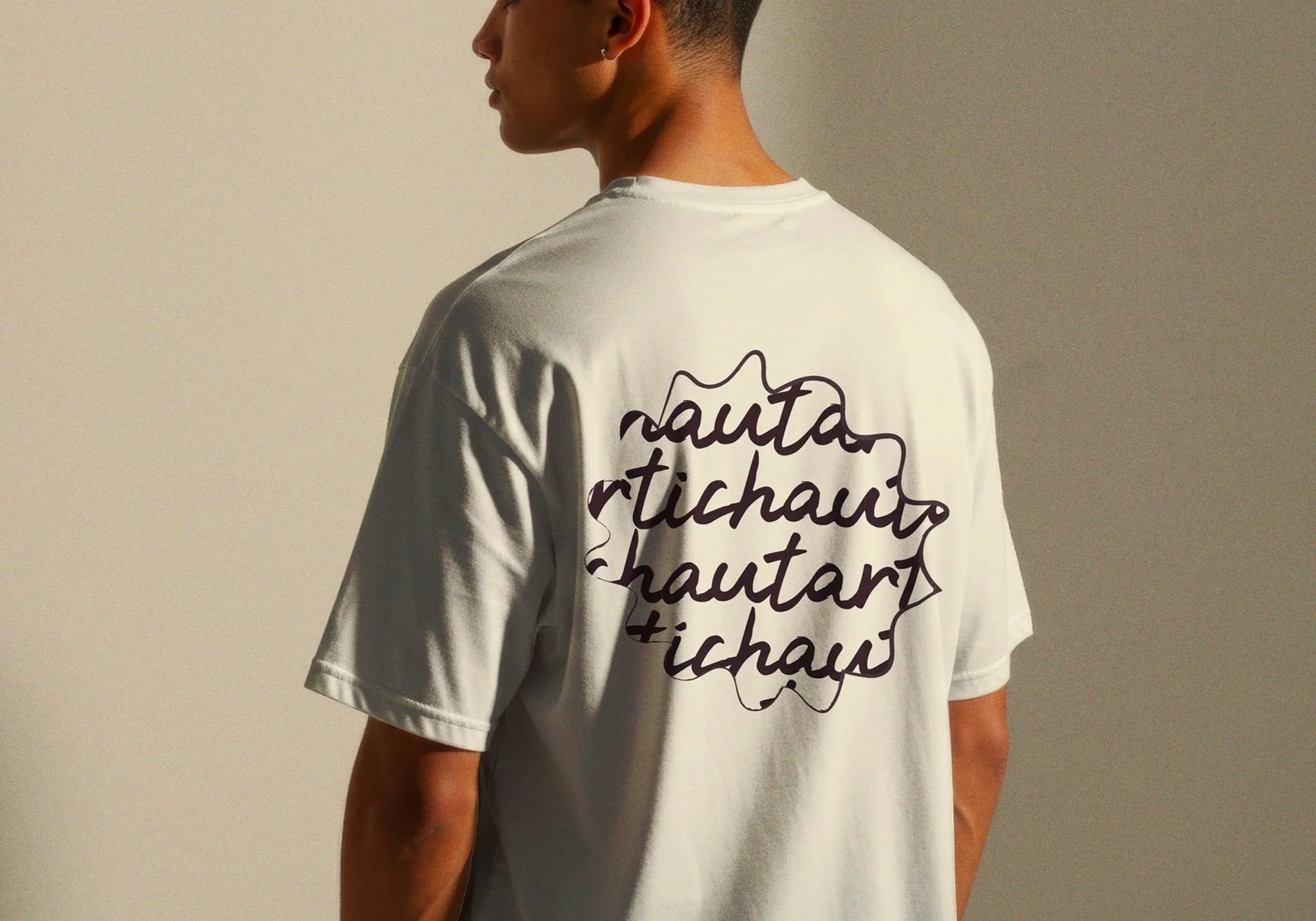 T-shirt décliné dans l’identité visuelle du café artistique Artichaut