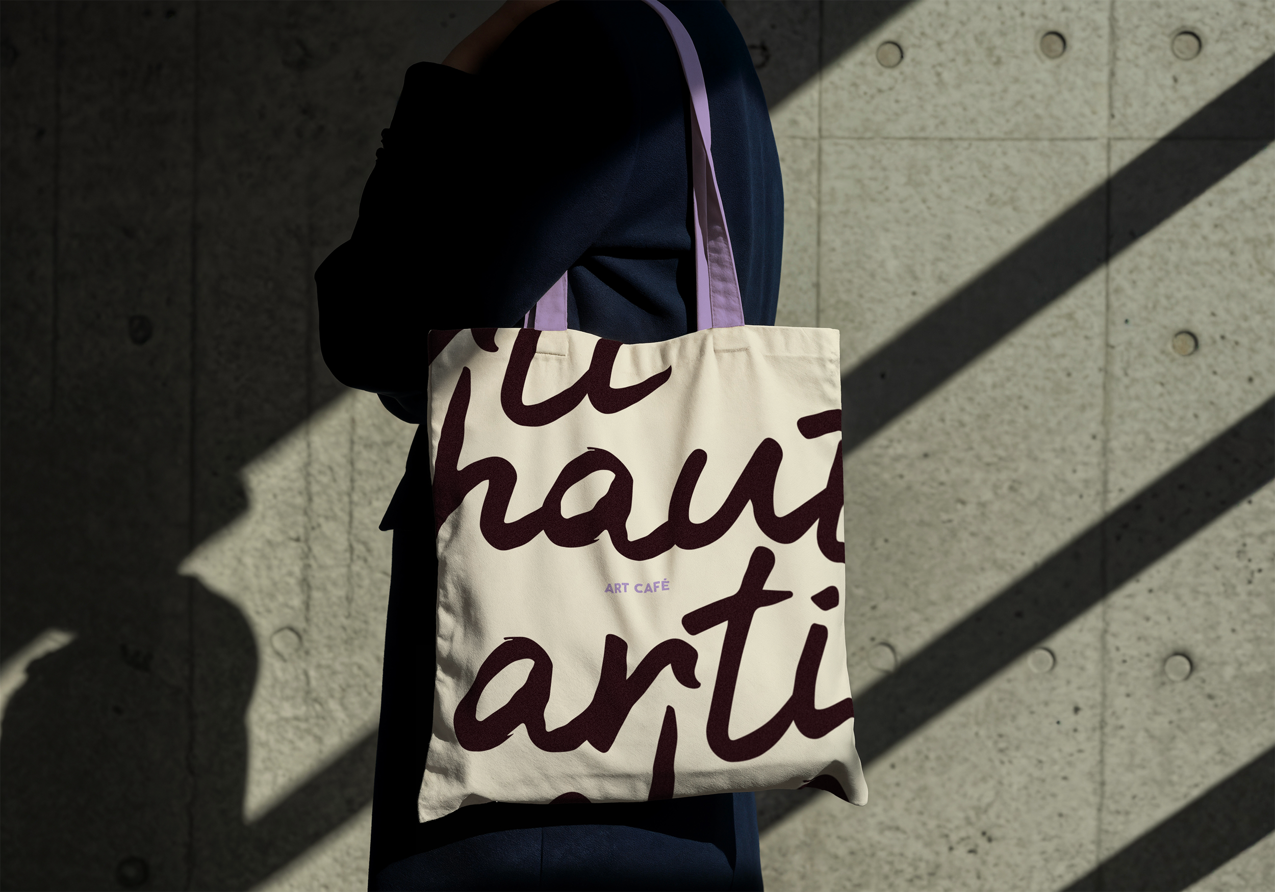 Tote bag personnalisé avec l’identité graphique du café artistique Artichaut
