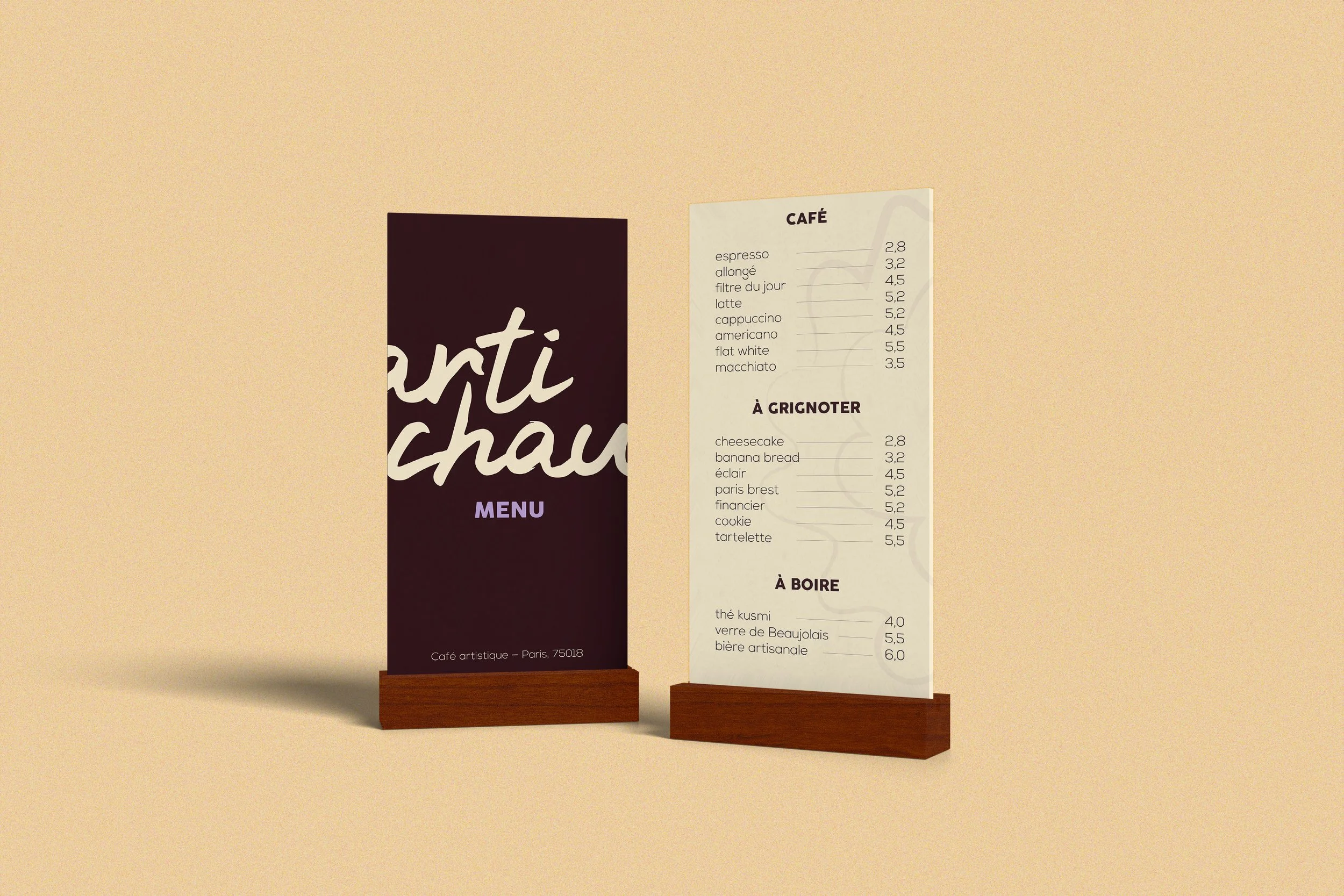 Menus du café artistique Artichaut présentés sur des supports en bois