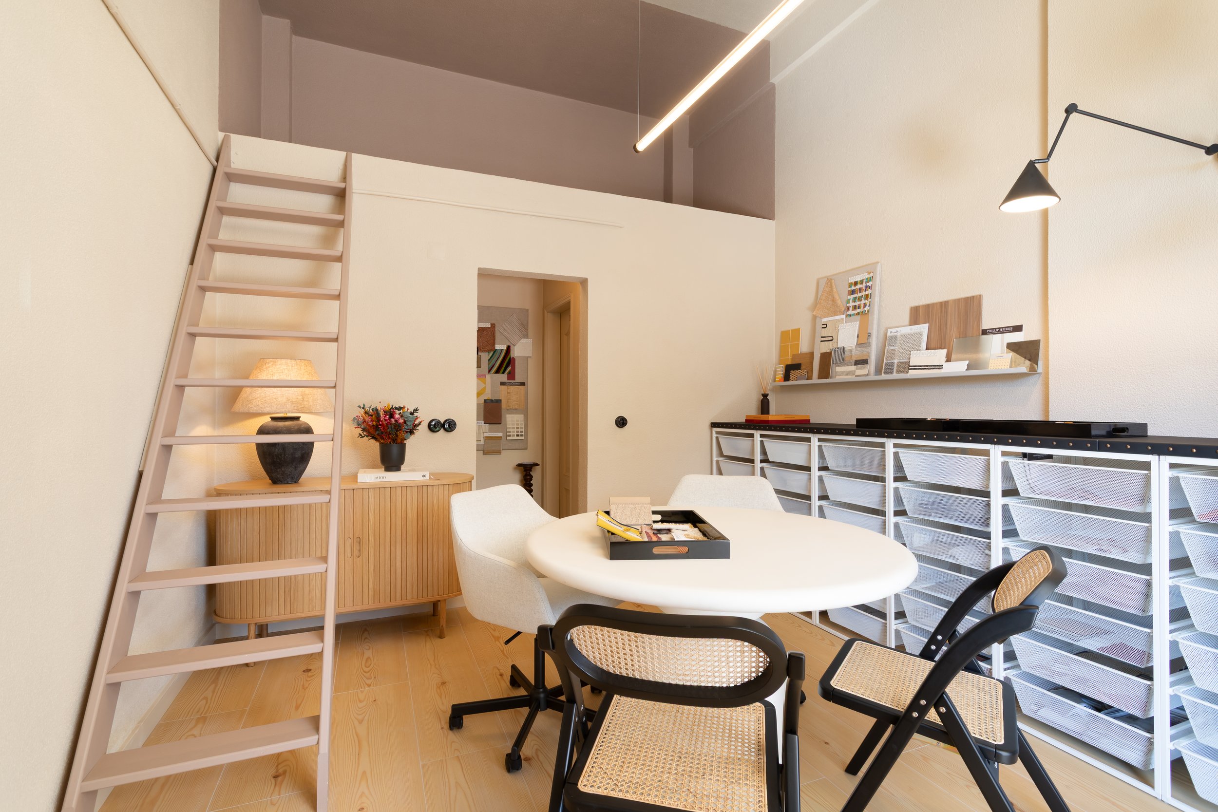 Atelier de design de interiores em Lisboa com amostras de materiais e acabamentos