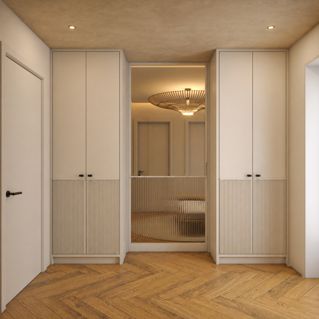 Hall com armários brancos embutidos, porta de vidro canelado e pavimento em espinha de peixe