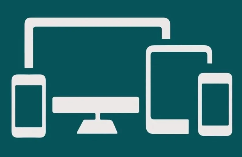 Icono blanco de diferentes dispositivos electrónicos conectados, incluyendo una tableta, un teléfono móvil y un monitor de computadora, sobre fondo verde oscuro.