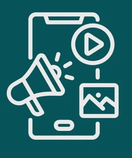 Icono de un teléfono inteligente con símbolos de promoción, video y una imagen, representando marketing digital