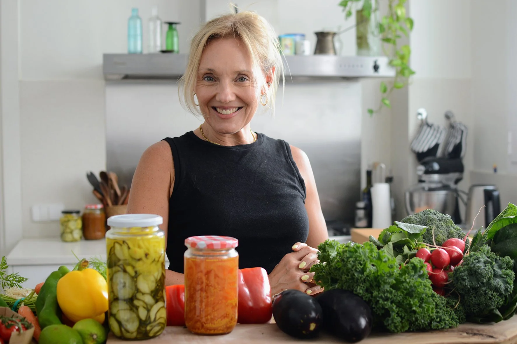 Pepa Poduje técnico en nutrición en una cocina rodeada de verduras y frascos con conservas.