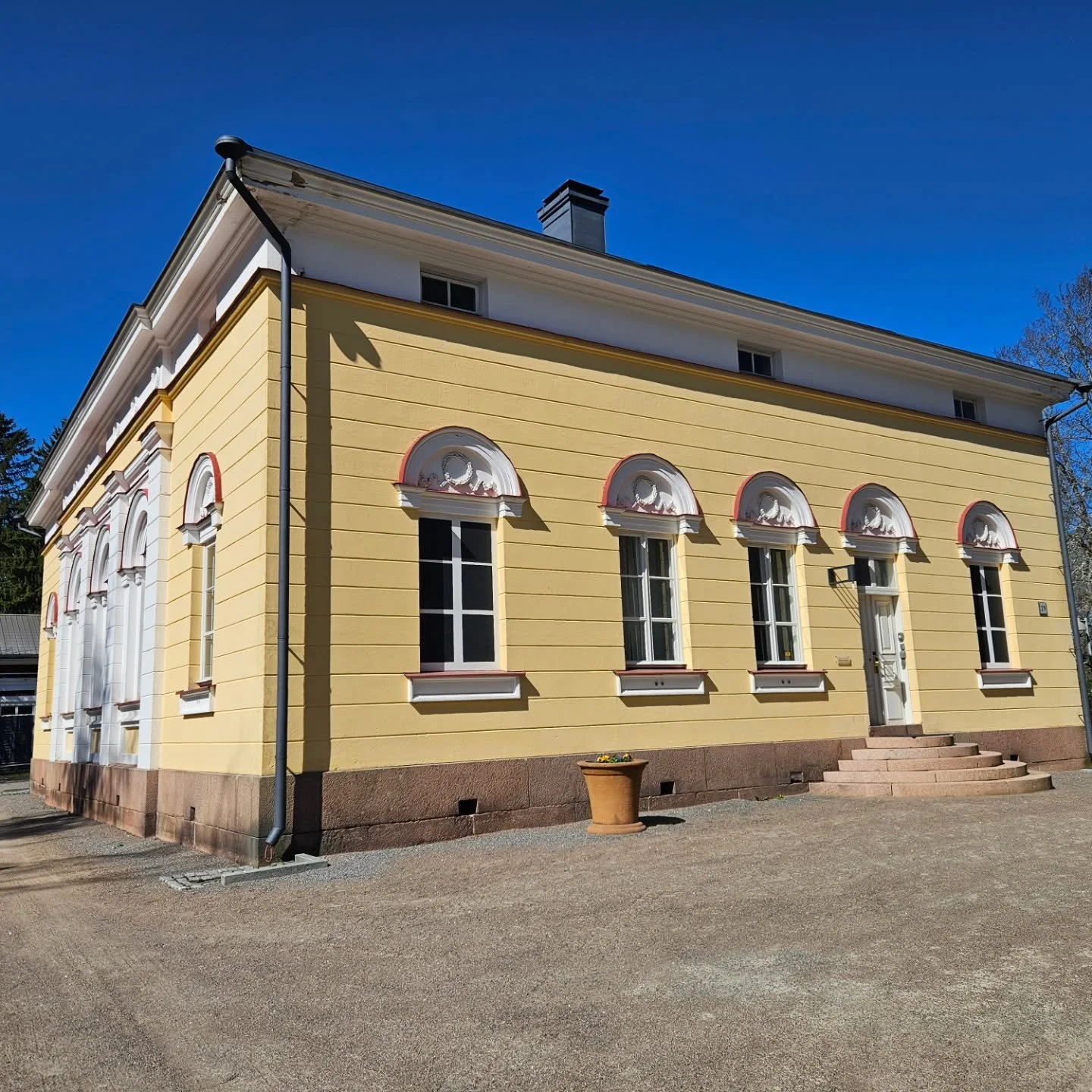 Vuojoen kartanon Vierastalo sijaitsee P&auml;&auml;linnan vieress&auml; l&auml;ntisess&auml; flyygeliss&auml;. Vierastalossa on kahdeksan huonetta, yhteens&auml; 15 petipaikkaa. Joihinkin huoneisiin saa lis&auml;vuoteen.

Huoneet ovat kauniita, tilav