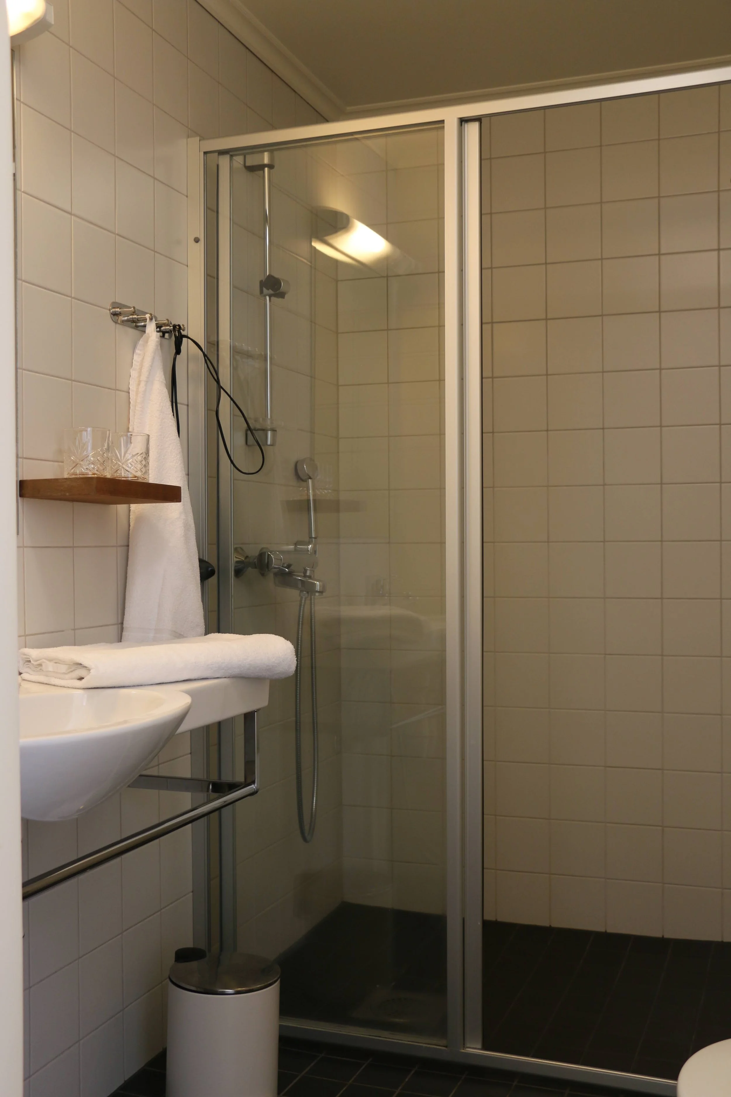 kuva huoneiden kylpyhuoneesta