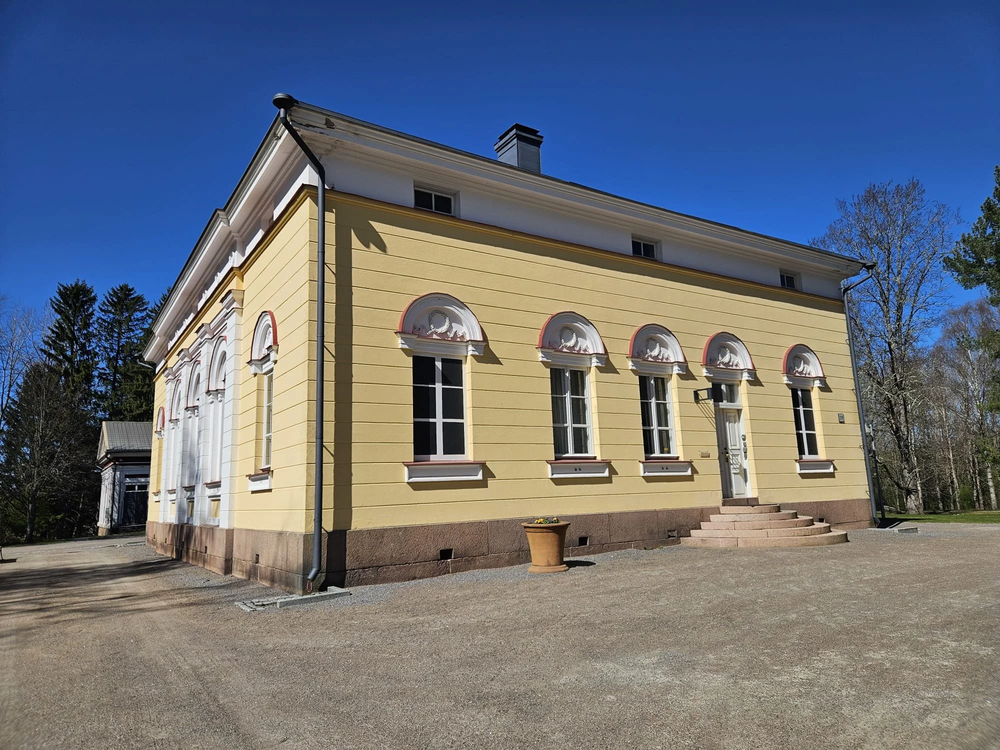 kuva läntisestä flyygelistä