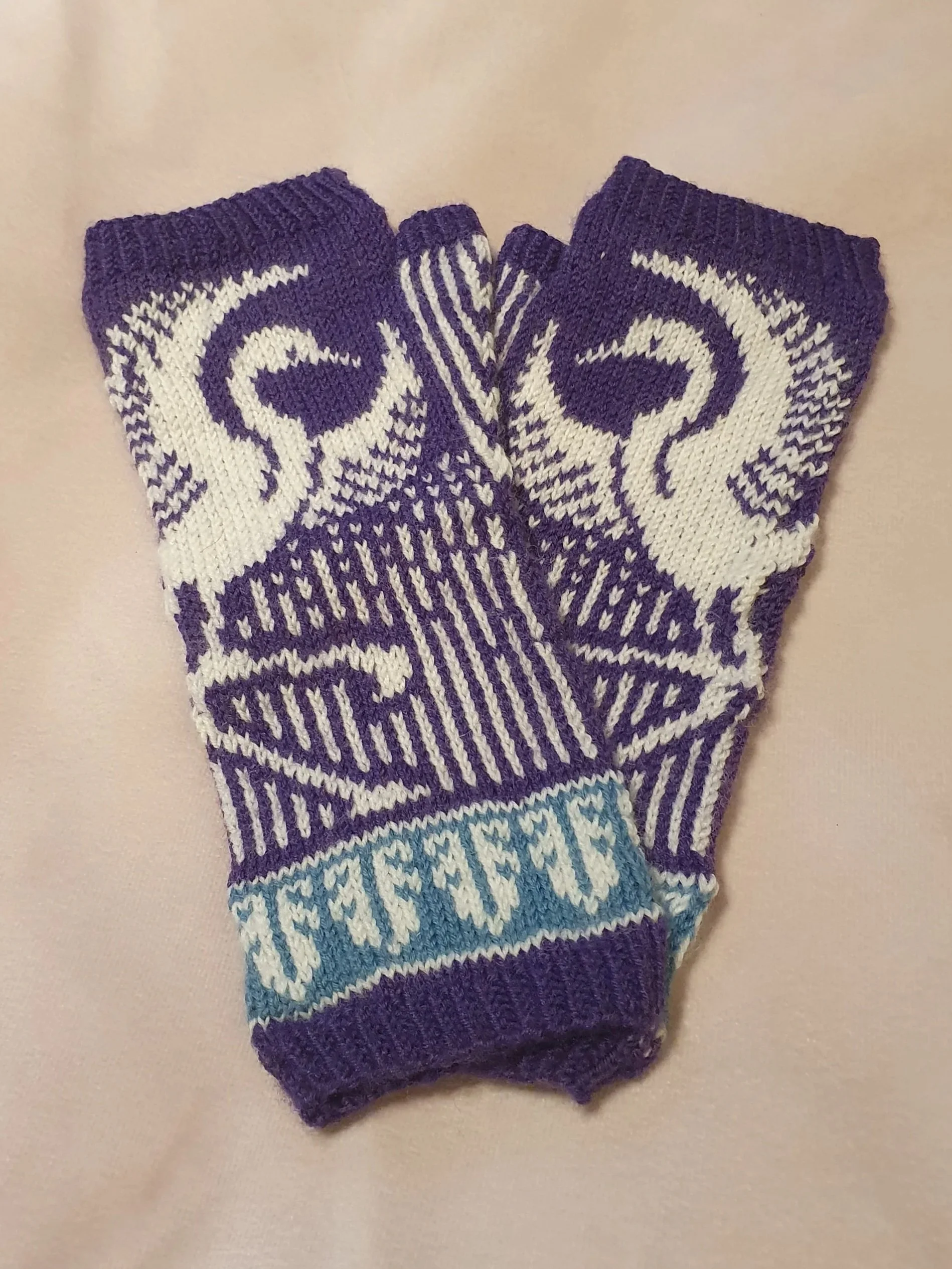 Pattern: Thula Mitts by Erica Heusser.