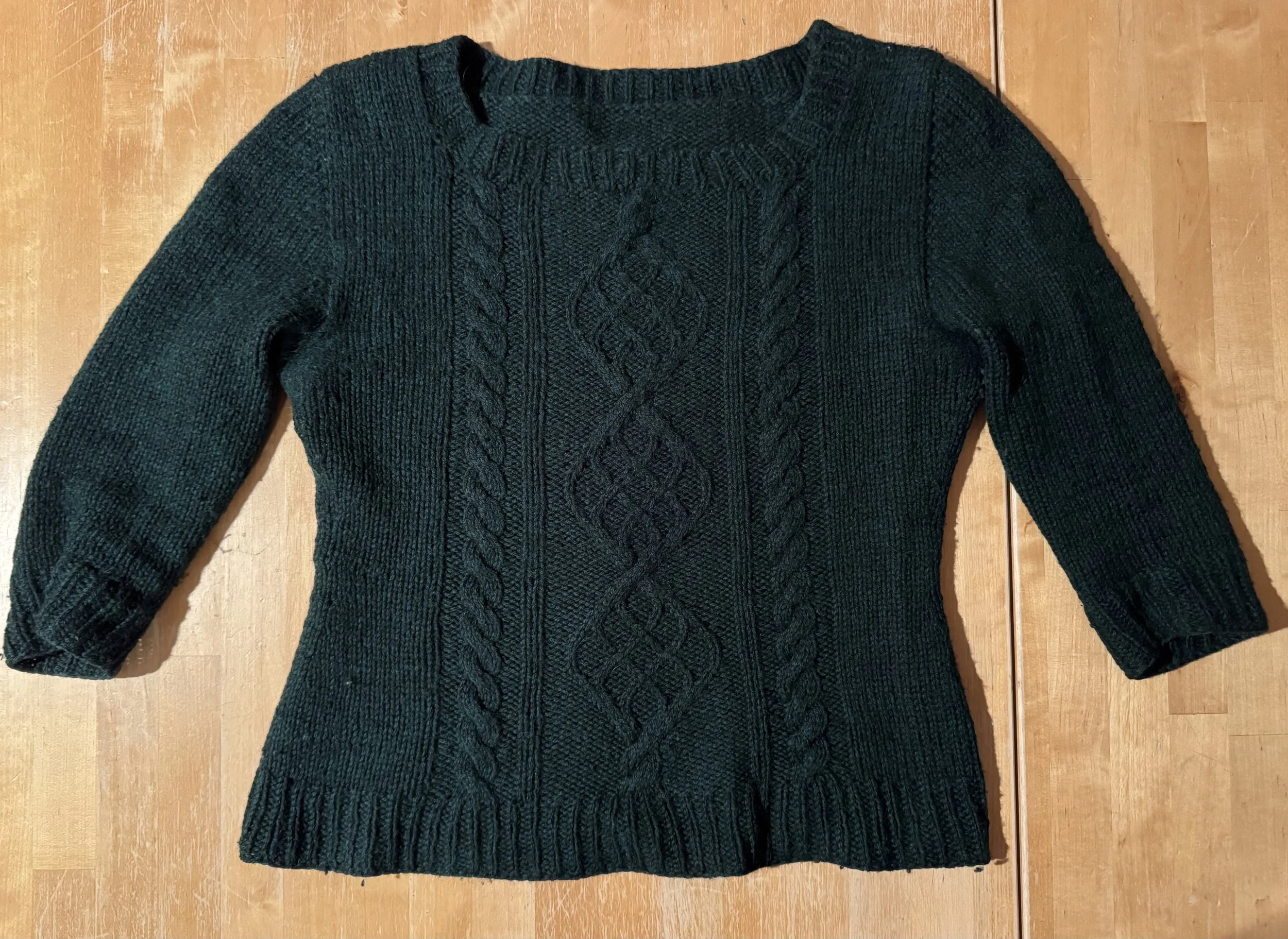I extended this jumper (Pattern: Chuck Sweater by Andi Satterlund) with an extra cable repeat to make it more versatile in my wardrobe.