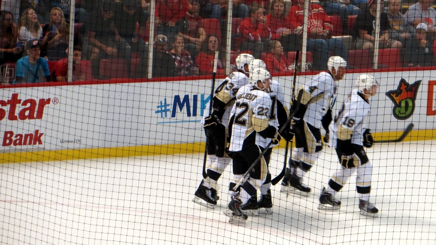 Detroit_Red_Wings_vs._Pittsburgh_Penguins%2C_Joe_Louis_Arena%2C_Detroit%2C_Michigan_%2821677702806%29.jpg