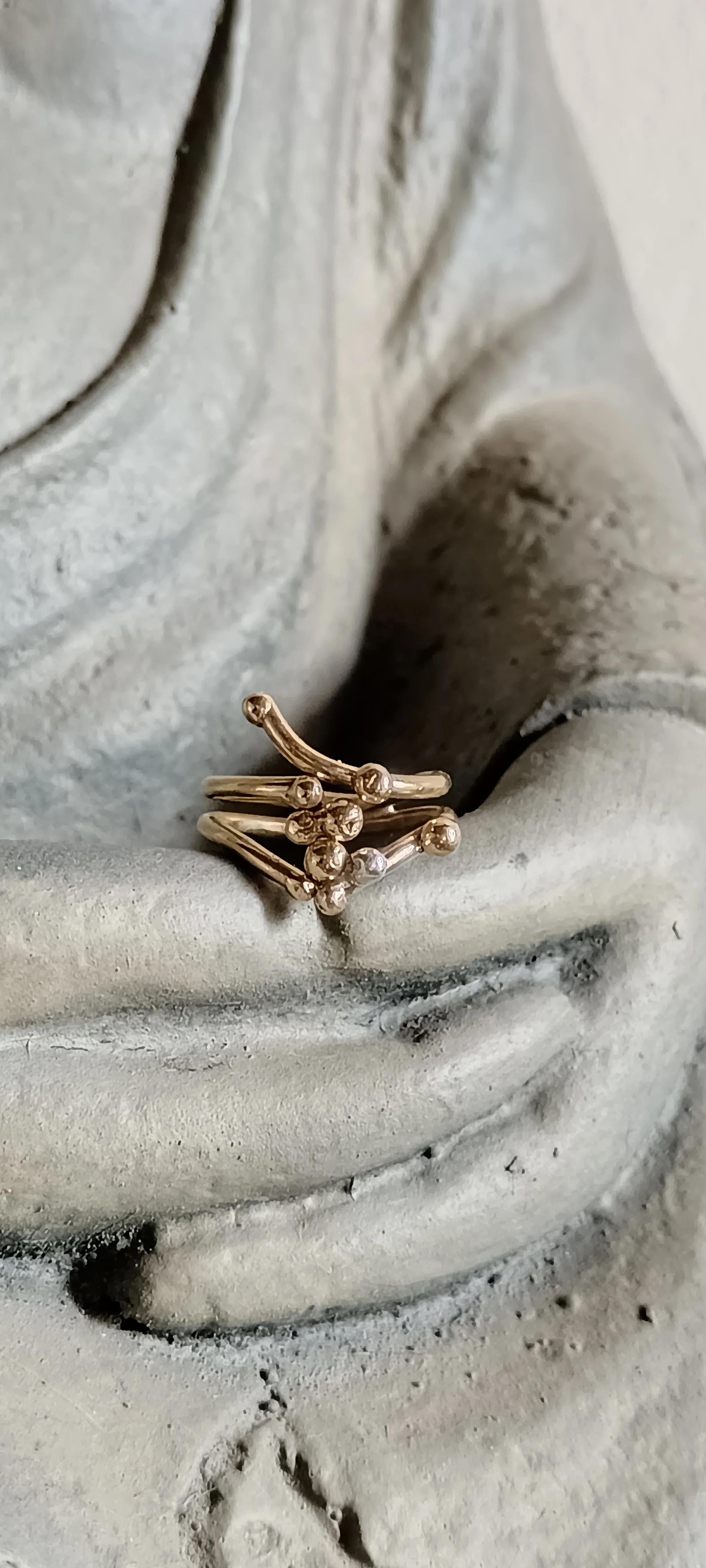 Anello Elegante in Ottone con Sferette di Rame