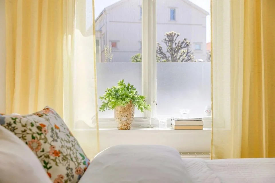 Ett hem fyllt av ljus, charm &amp; en otrolig uteplats som s&auml;tter tonen p&aring; denna l&auml;genhet&hellip; &amp; hur glad blir man inte av dem gula gardinerna i master bedroom 🥹💛🌼👋🏼 

F&ouml;rmedlas just nu av Julia Eldh || @lansfasthisin