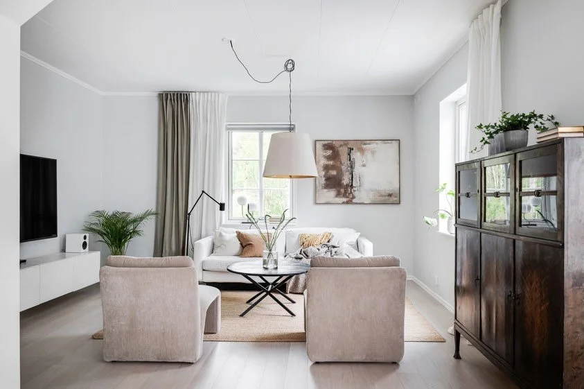 V&auml;lkommen till Hj&auml;lmav&auml;gen 185 - ett exklusivt och stilrent hem ut&ouml;ver det vanliga 🔑✨🥹🌿 

F&ouml;rmedlas av Catarina Nyberg || @bjurfors_torslanda 

📷 Sourouch Etminan