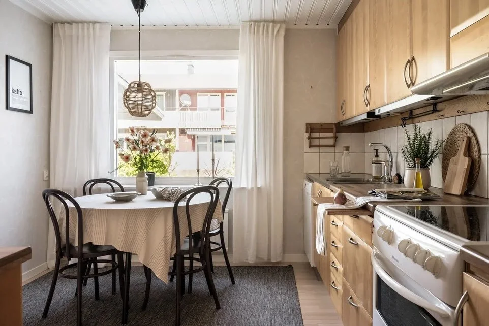 Och poff sa det, s&aring; var detta radhus stylat till ett hem 🌳🔑📷🤎

F&ouml;rmedlas av Vilhelm Axelson || @erikolsson_kungalvale 

📷 Anders Helgesson